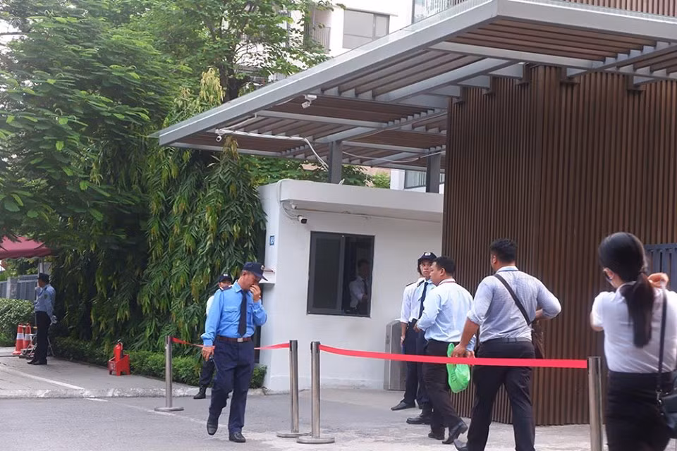 PV các báo đến đưa tin khai giảng đều không được vào bên trong khuôn viên của trường dù có xuất trình giấy tờ.