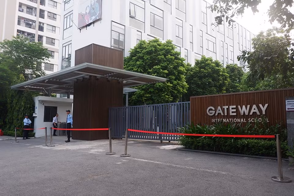 Trái ngược với không khí tưng bừng như các trường khác, không khí khai giảng phía ngoài trường Gateway khá ảm đạm.