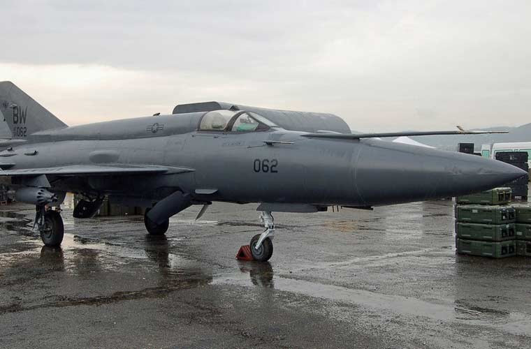 Và đây là chiếc tiêm kích MiG-21 sau khi được độ thêm mũi kín và sơn đổi màu sang màu ngụy trang của Không quân Mỹ. Lẽ dĩ nhiên là việc bít đầu này khiến động cơ phản lực không thể hoạt động nhưng có lẽ nhà làm phim chỉ cần chúng nằm dưới đất thay vì bay trên trời.