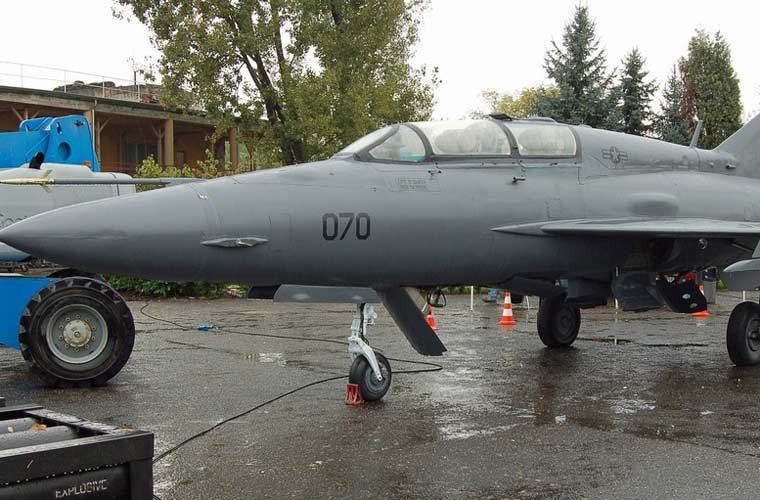 Ngoài những chiếc MiG-21 chiến đấu một chỗ ngồi, nhà làm phim còn hóa trang cả các biến thể huấn luyện 2 chỗ ngồi MiG-21U.