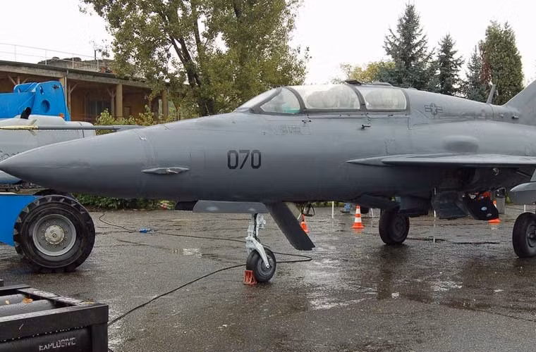 Ngoài những chiếc MiG-21 chiến đấu một chỗ ngồi, nhà làm phim còn hóa trang cả các biến thể huấn luyện 2 chỗ ngồi MiG-21U.