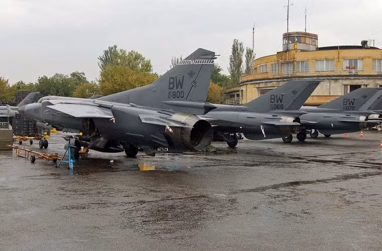 Ngoài MiG-21, nhà làm phim còn điều chế cả tiêm kích đánh chặn cánh cụp cánh xòe MiG-23 sang màu ngụy trang Không quân Mỹ.