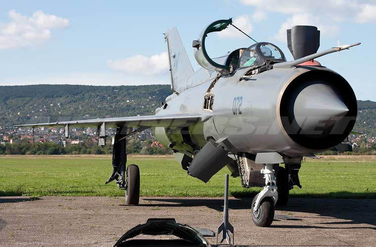 Trong ảnh là chiếc tiêm kích MiG-21 huyền thoại với kiểu dáng nguyên bản, cửa hút không khí thiết kế ngay đầu mũi chứa radar.