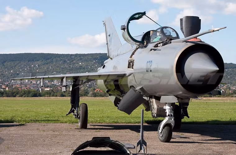 Trong ảnh là chiếc tiêm kích MiG-21 huyền thoại với kiểu dáng nguyên bản, cửa hút không khí thiết kế ngay đầu mũi chứa radar.