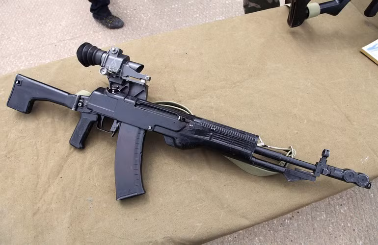 Tuy thế, nhưng do quá hiện đại dẫn đến chi phí chế tạo cao, và nhất là khả năng bảo dưỡng phức tạp khiến cho siêu súng này chỉ được trang bị hạn chế tại một số lực lượng đặc nhiệm Nga thay vì trang bị đại trà.