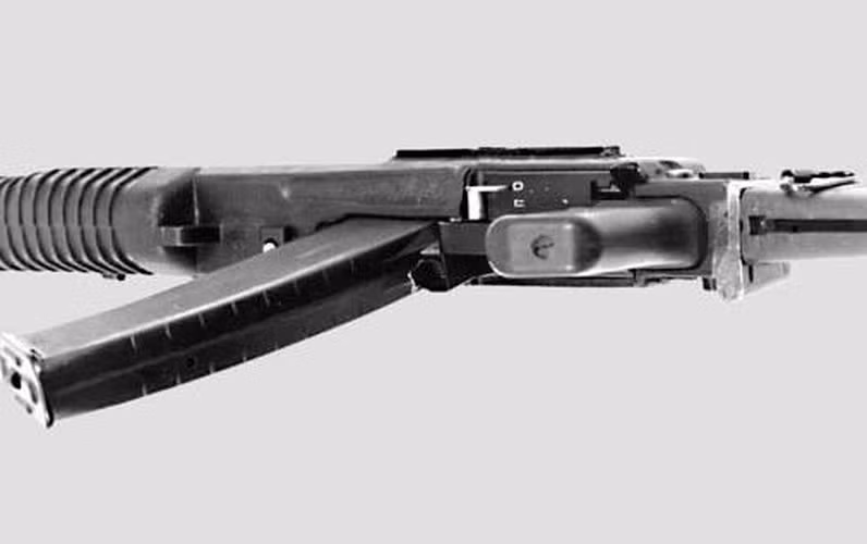 Điểm đặc biệt của AN-94 so với Ak-47 là bổ sung chế độ điểm xạ loạt ngắn 2 viên.