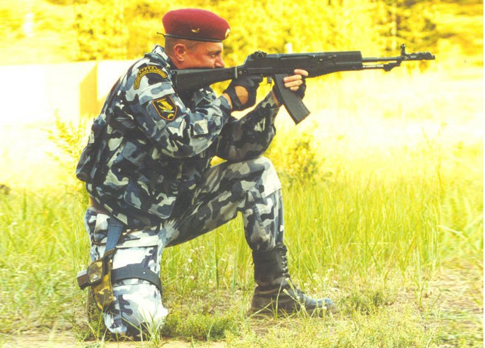 Trong chế độ loạt ngắn 2 viên, viên đạn mới được nạp vào sẽ khai hỏa ngay lập tức mà không cần phải đợi toàn bộ khối nòng trở về vị trí cũ, tốc độ bắn trong chế độ này lên đến 1.800 viên/phút.