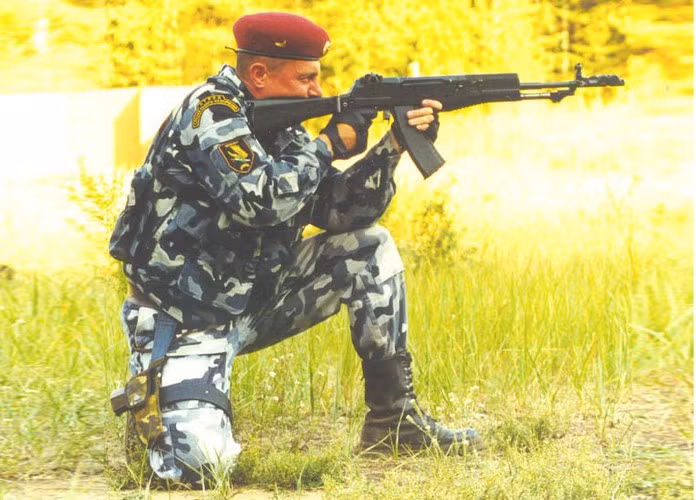 Trong chế độ loạt ngắn 2 viên, viên đạn mới được nạp vào sẽ khai hỏa ngay lập tức mà không cần phải đợi toàn bộ khối nòng trở về vị trí cũ, tốc độ bắn trong chế độ này lên đến 1.800 viên/phút.