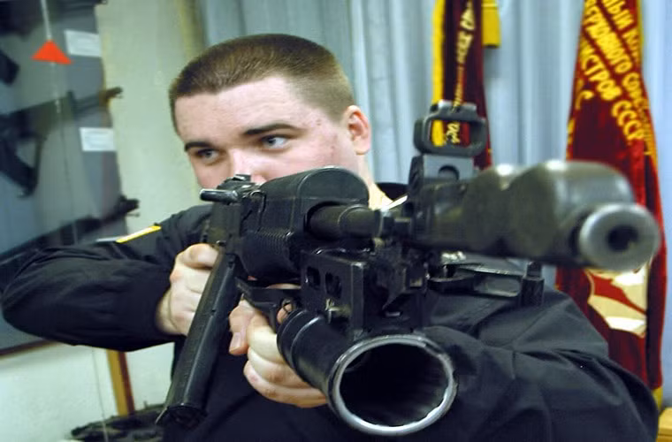 Súng này có thể bắn 1800 viên/phút với chế độ bắn hai viên và 600 viên/phút với chế độ bắn tự động.