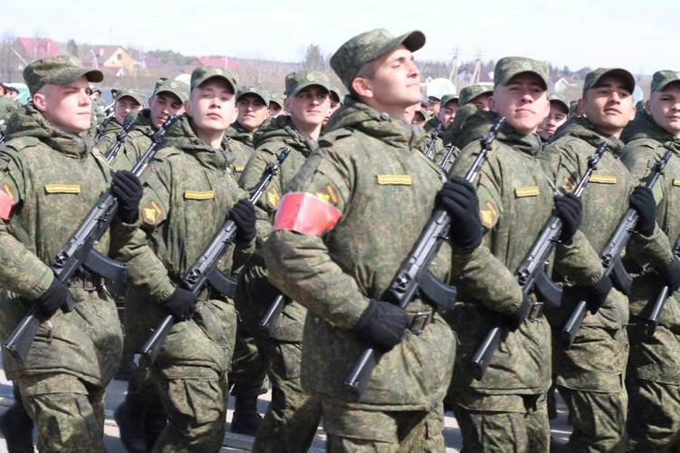 Khi độ giật của viên đạn thứ nhất chưa kịp tác động đến nòng súng thì viên đạn thứ 2 đã được khai hỏa, hiểu một cách đơn giản là súng không giật cho đến khi viên đạn thứ 2 rời khỏi nòng súng, đến viên đạn thứ 3 xạ thủ mới cảm thấy độ giật của súng.