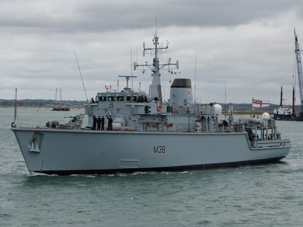 Hiện nay, Hải quân Anh được biên chế 8 tàu quét thủy lôi lớp Hunt do hãng Thales nghiên cứu thiết kế. Tàu được trang bị trạm thủy âm hoạt động ở tần số 100/300 Hz được tối ưu hóa để phát hiện và phân loại các mục tiêu thủy lôi có kích thước nhỏ ở độ sâu đến 80m và khoảng cách đến 1.000m.