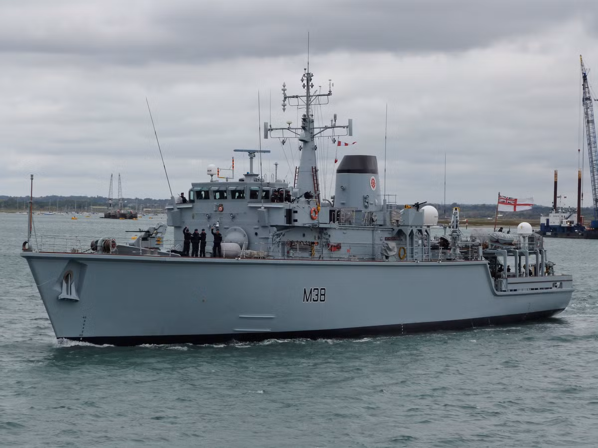 Hiện nay, Hải quân Anh được biên chế 8 tàu quét thủy lôi lớp Hunt do hãng Thales nghiên cứu thiết kế. Tàu được trang bị trạm thủy âm hoạt động ở tần số 100/300 Hz được tối ưu hóa để phát hiện và phân loại các mục tiêu thủy lôi có kích thước nhỏ ở độ sâu đến 80m và khoảng cách đến 1.000m.