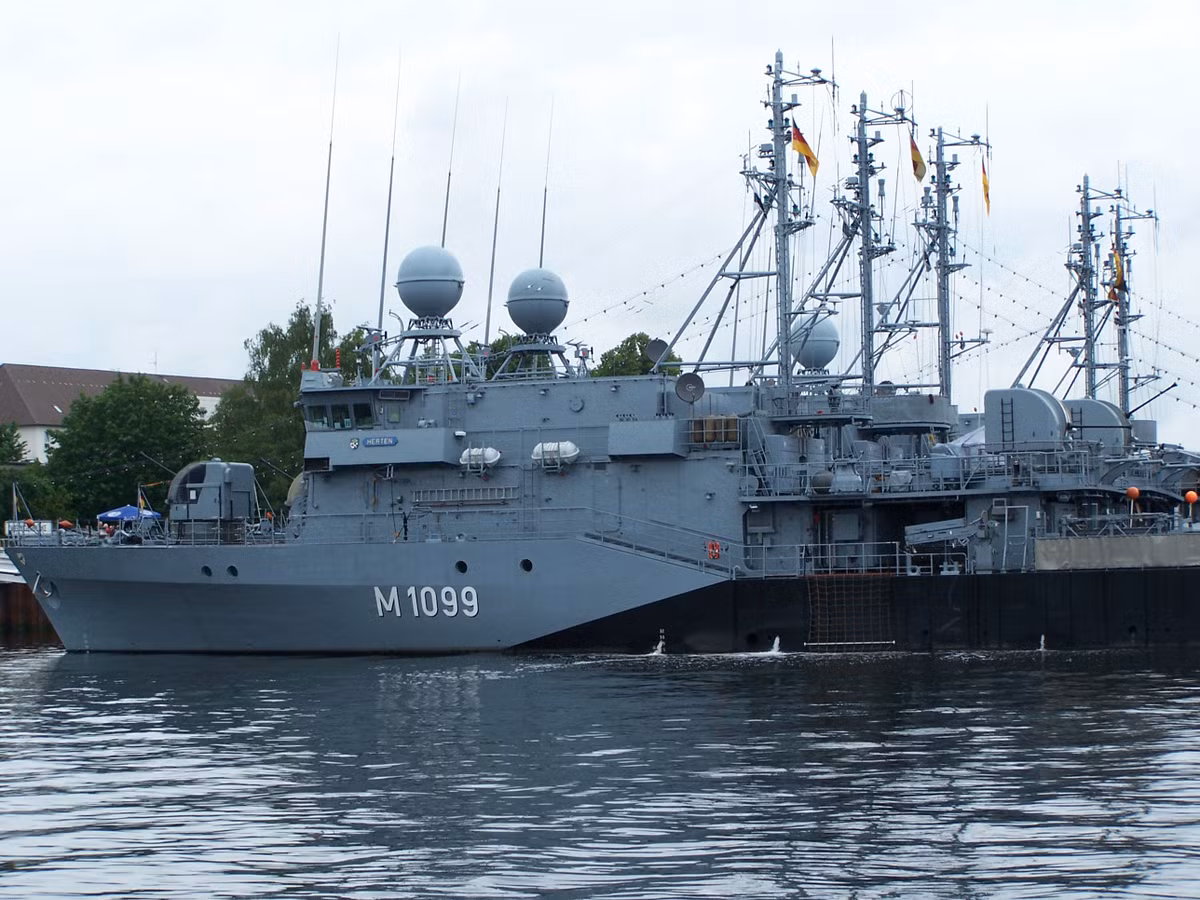 Tàu có chiều dài 54,4m; rộng 9,2m; mớn nước 2,5m; biên chế 37 thủy thủ; lượng giãn nước 635 tấn; trang bị 2 động cơ MTU 538 TB91 với công suất mỗi động cơ là 2.240kW; tốc độ 18 hải lý/h.