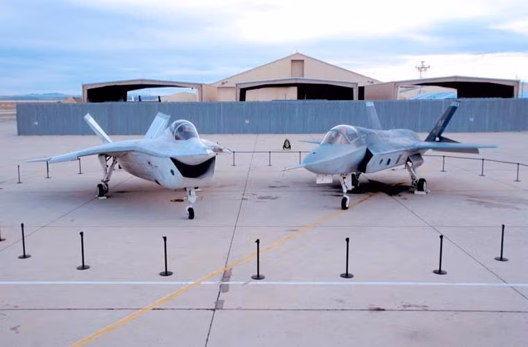 Đối thủ của X-32 trong chương trình tìm kiếm máy bay tiêm kích tấn công liên quân JSF là F-35 của Lockheed Martin. Tất nhiên, trong cuộc đua này, F-35 đã giành chiến thắng trước X-32, trở thành máy bay chiến đấu thế hệ mới của Mỹ dần thay thế F-16, F/A-18 trong tương lai