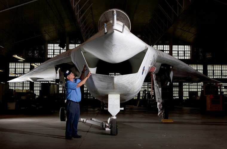 Tiêm kích X-32 dài 13,72m, cao 5,28m, sải cánh 10,97m.