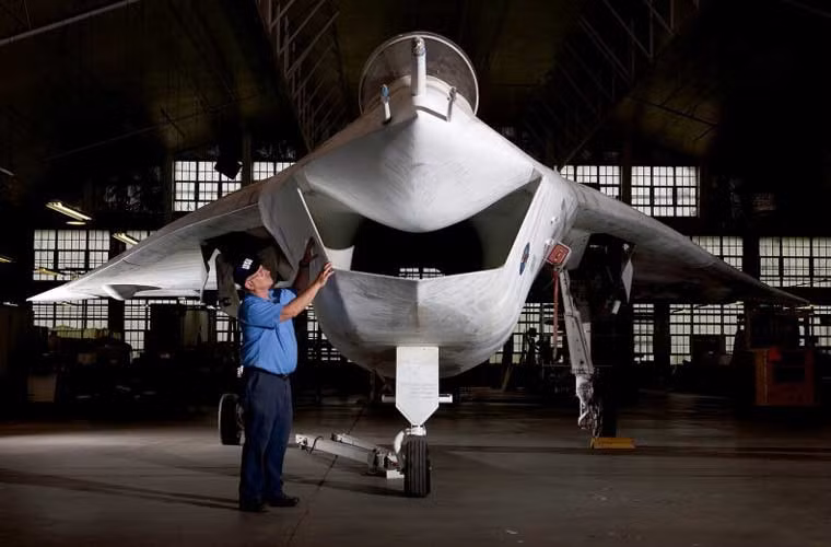 Tiêm kích X-32 dài 13,72m, cao 5,28m, sải cánh 10,97m.