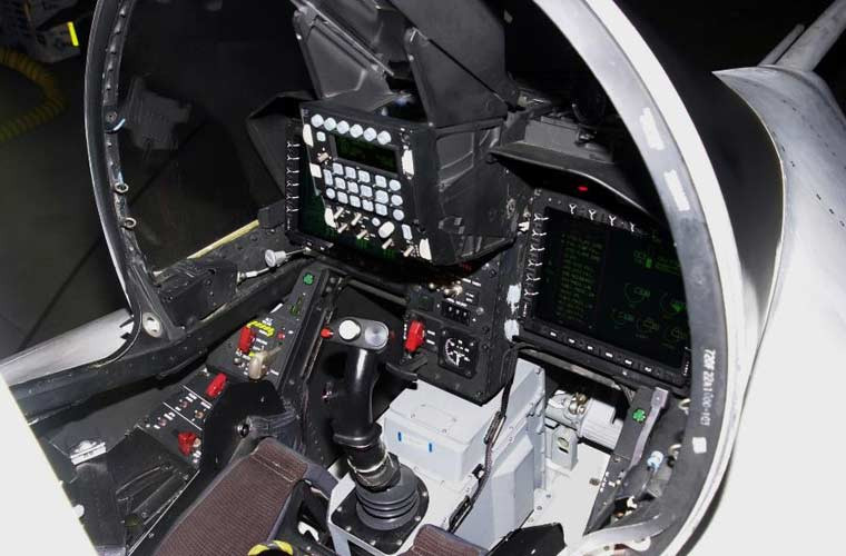 Cận cảnh buồng lái hiện đại của máy bay X-32.