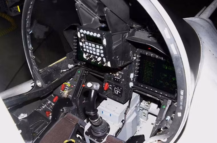 Cận cảnh buồng lái hiện đại của máy bay X-32.