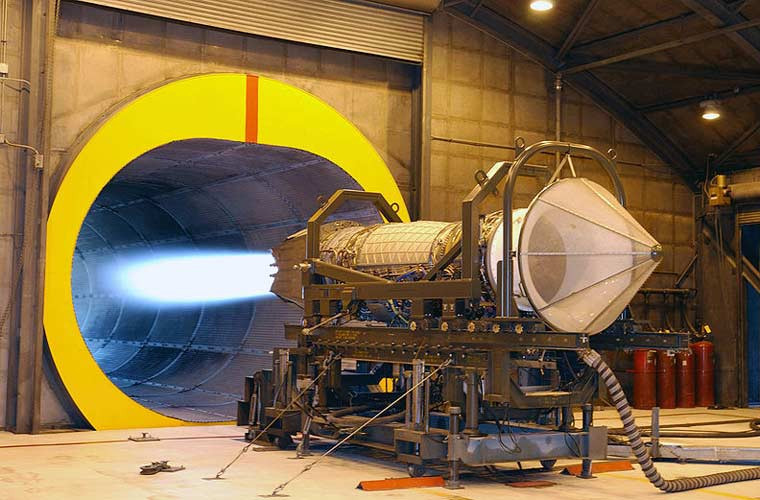 Trong ảnh, động cơ tuốc bin phản lực cánh quạt đẩy Pratt &amp; Whitney F119 của X-32 thử nghiệm trong hầm gió. Nó cung cấp lực đẩy khổ 125kN, lực đẩy khi có đốt sau 191kN.