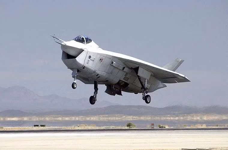 Ngoài khả năng bay, không có thông tin về hệ thống radar, điện tử hàng không trên máy bay vì vốn dĩ dự án đã bị đánh bại bởi F-35 nên dĩ nhiên là sau đó X-32 đã tiến thẳng vào bảo tàng.