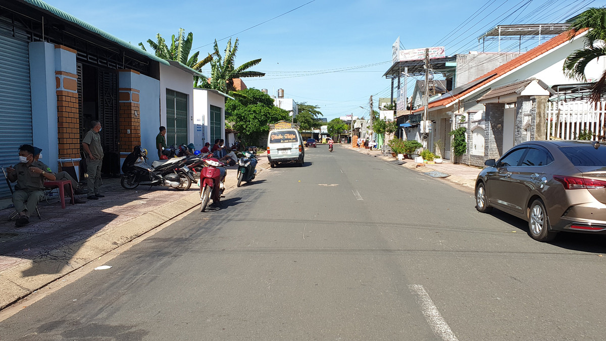  Nữ nhân viên môi giới bất động sản tử vong trong tư thế treo cổ: Sáng 6/4, một số người bạn đến phòng trọ của chị T. D. (29 tuổi, ngụ TP Đồng Xoài, Bình Phước) tá hỏa phát hiện chị D. đã tử vong trong tư thế treo cổ. Được biết, trước đây nạn nhân D. làm chủ một quán ăn vỉa hè. Thời gian gần đây, D. chuyển hẳn sang nghề môi giới bất động sản tự do. 