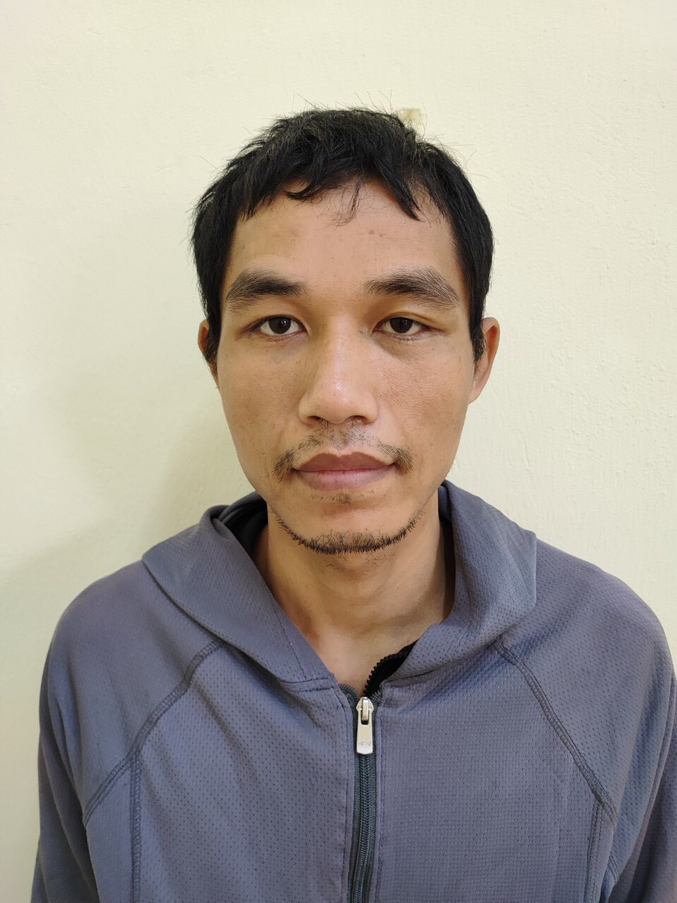  Đột nhập vào nhà văn hóa thôn để trộm cắp tài sản: Nguyễn Vinh Đô (SN 1989, trú huyện Hoài Đức, Hà Nội) đã đột nhập vào nhà văn hóa thôn Lai Xá, xã Kim Chung, lấy trộm 1 chiếc tivi LG 65 inch. Khi bê chiếc tivi ra ngoài, đối tượng bị Công an xã Kim Chung phát hiện, bắt quả tang. Ngày 6/4, Đô đã bị Công an huyện Hoài Đức tạm giữ.