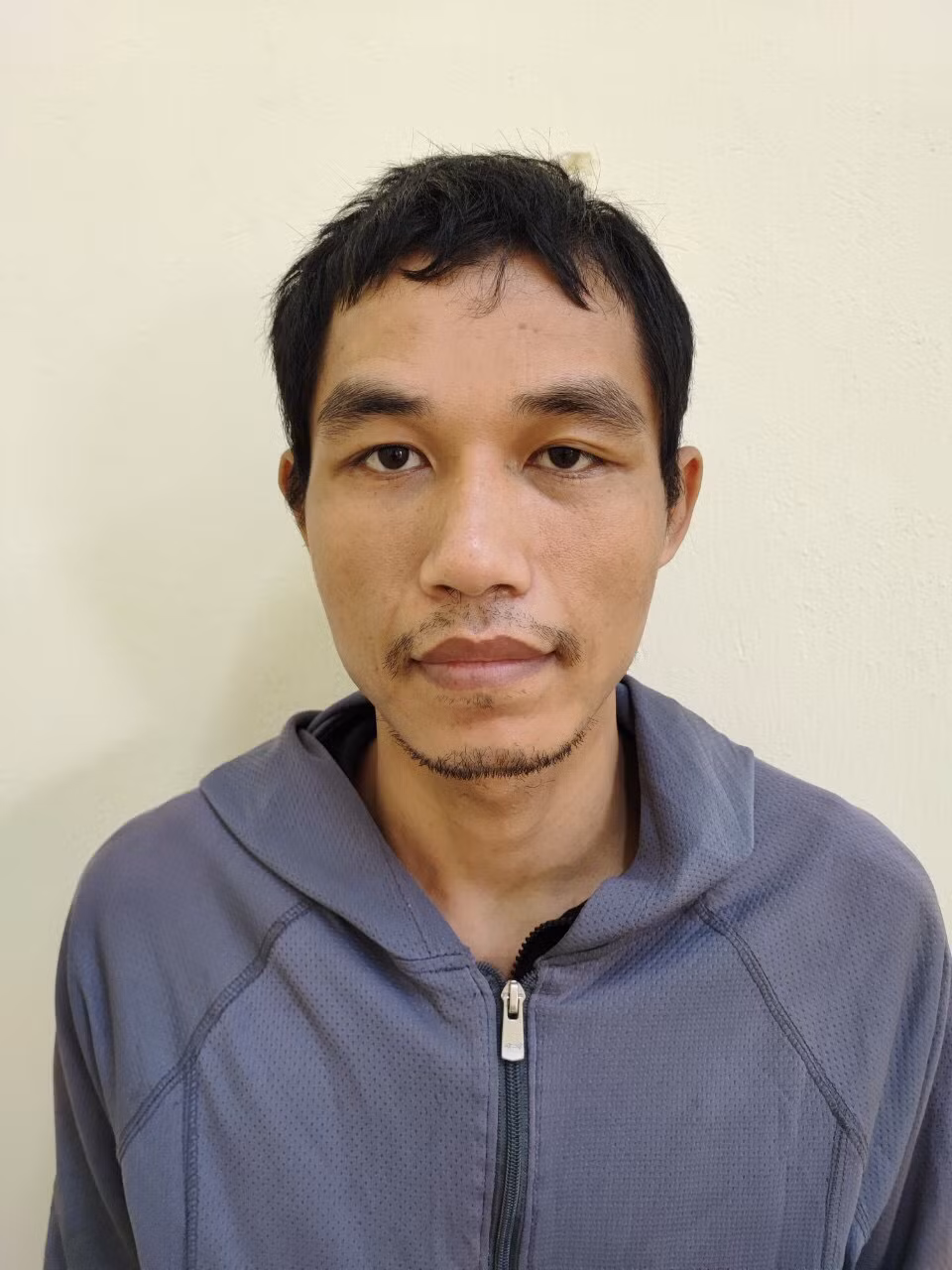  Đột nhập vào nhà văn hóa thôn để trộm cắp tài sản: Nguyễn Vinh Đô (SN 1989, trú huyện Hoài Đức, Hà Nội) đã đột nhập vào nhà văn hóa thôn Lai Xá, xã Kim Chung, lấy trộm 1 chiếc tivi LG 65 inch. Khi bê chiếc tivi ra ngoài, đối tượng bị Công an xã Kim Chung phát hiện, bắt quả tang. Ngày 6/4, Đô đã bị Công an huyện Hoài Đức tạm giữ.