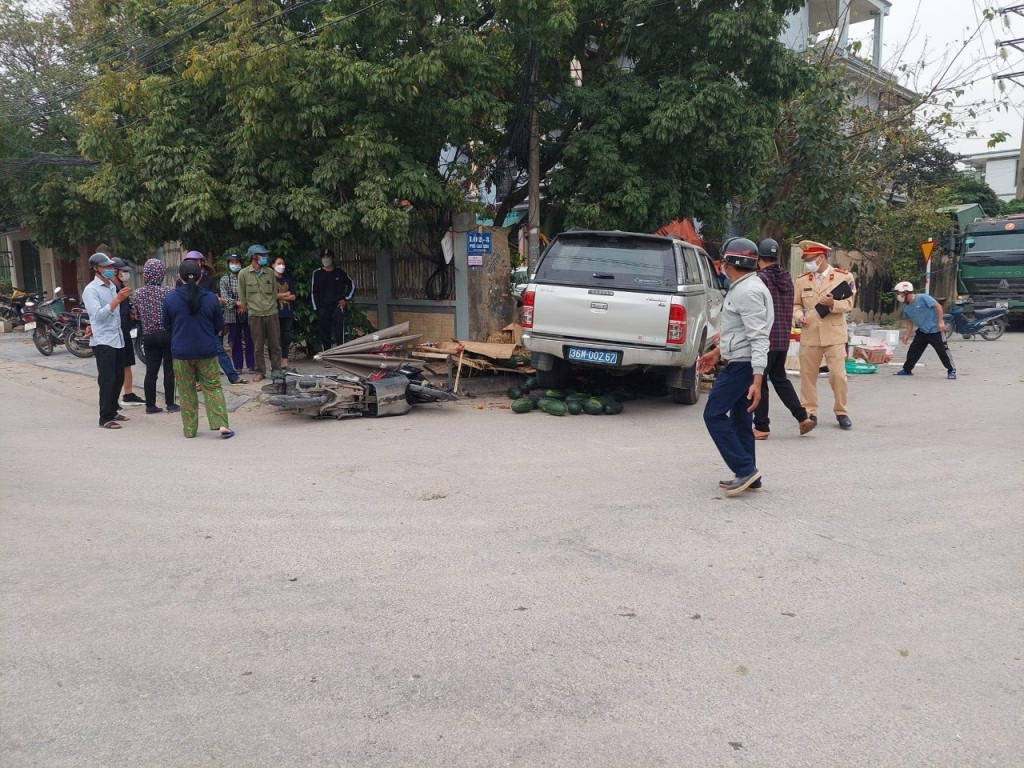  Khởi tố lái xe biển xanh gây tai nạn khiến 2 người tử vong: Ngày 6/4, Công an TP Thanh Hóa đã ra quyết định khởi tố vụ án, khởi tố bị can đối với tài xế Nguyễn Văn Thông (39 tuổi, ngụ phường Thiệu Dương, TP Thanh Hóa ) điều khiển xe biển xanh của Chi cục Thủy sản Thanh Hóa đã gây tai nạn khiến 2 người tử vong vào ngày 27/3.