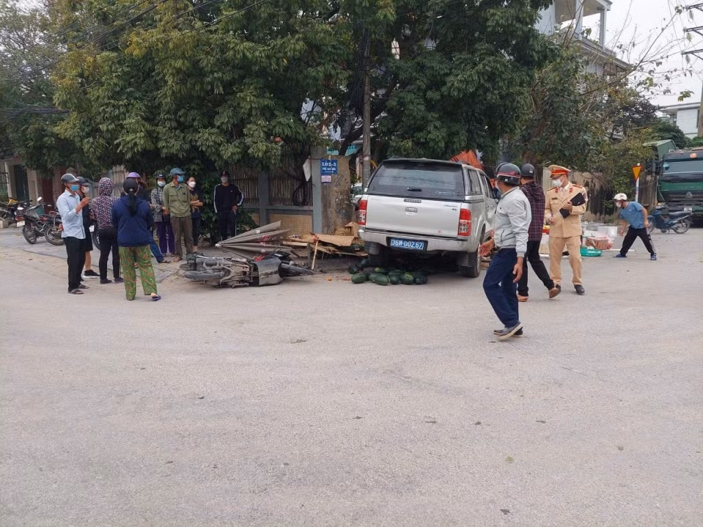  Khởi tố lái xe biển xanh gây tai nạn khiến 2 người tử vong: Ngày 6/4, Công an TP Thanh Hóa đã ra quyết định khởi tố vụ án, khởi tố bị can đối với tài xế Nguyễn Văn Thông (39 tuổi, ngụ phường Thiệu Dương, TP Thanh Hóa ) điều khiển xe biển xanh của Chi cục Thủy sản Thanh Hóa đã gây tai nạn khiến 2 người tử vong vào ngày 27/3.