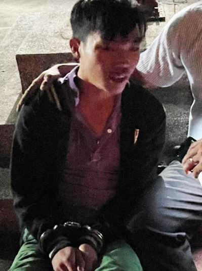  Cướp giật tài sản của người tàn tật bán vé số: Do không có tiền tiêu xài nên Hà Văn Hy (SN 1999, trú huyện Phú Ninh, Quảng Nam) đã cướp 1 ĐTDĐ và hơn 3 triệu đồng của người tàn tật, di chuyển bằng xe lăn bán vé số trên đường Nguyễn Chí Thanh, TP Tam Kỳ rồi bỏ trốn. Ngày 6/4, Công an tỉnh Quảng Nam cho biết vừa bắt giữ Hy để điều tra, làm rõ. 