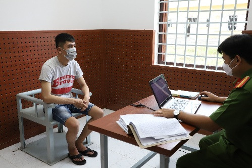  Chém trọng thương 2 người vì tiếng nẹt pô xe: Xuất phát từ mâu thuẫn liên quan đến tiếng nẹt pô xe, Nguyễn Hồng Quân (SN 2000, trú TP Ngã Bảy, tỉnh Hậu Giang) đã dùng dao tự chế tấn công khiến 2 người bị thương nặng. Ngày 5/4, Công an tỉnh Hậu Giang cho biết đã khởi tố, bắt tạm giam Quân.