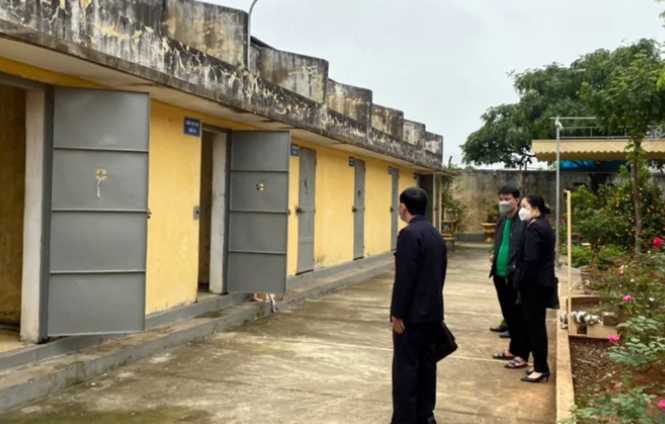  Nghi phạm dùng quần treo cổ ngay tại phòng tạm giữ: Ngày 6/4, VKSND tỉnh Thái Bình cho biết, nghi phạm Nguyễn Danh Thi, (SN 1978, trú huyện Hưng Hà) đang bị tạm giữ từ ngày 27/3 đến ngày 30/3 về hành vi vận chuyển trái phép chất ma túy mới đây đã sử dụng chiếc quần dài đang mặc rồi treo cổ dẫn đến tử vong. 