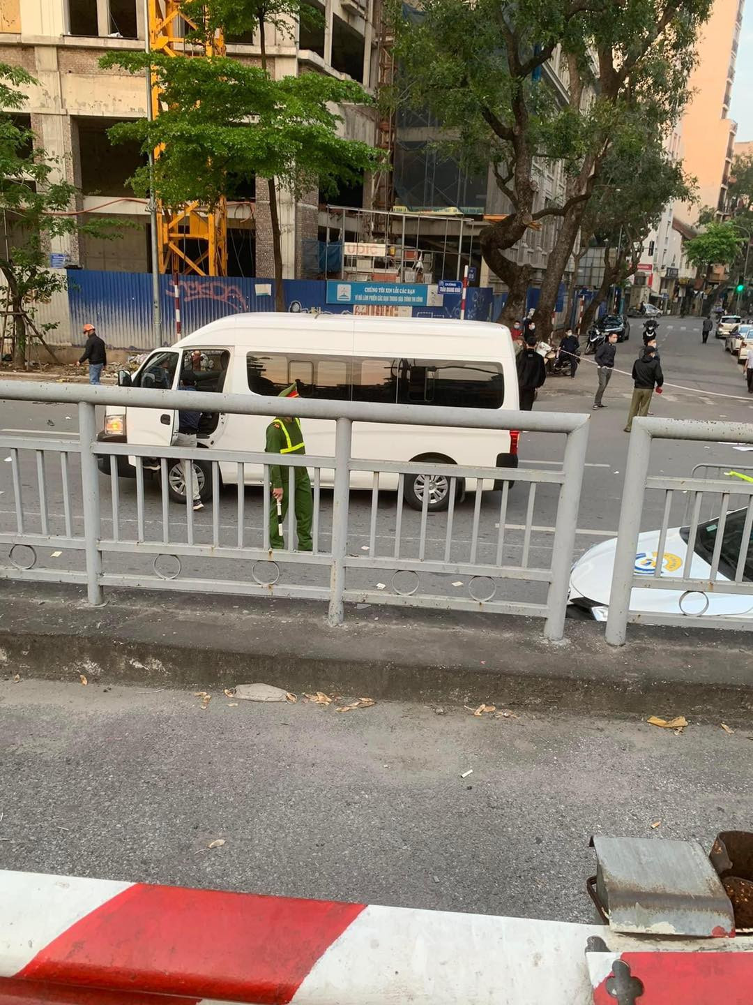 Thông tin ban đầu, khoảng 4h50 ngày 4/4, tại khu vực ngã ba Trần Quang Khải – Lò Sũ (phường Lý Thái Tổ, quận Hoàn Kiếm) xảy ra một vụ tai nạn khiến người phụ nữ tử vong.