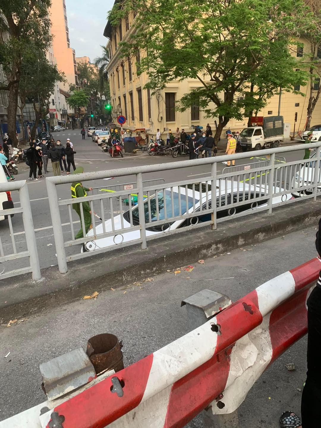 Tại hiện trường, nạn nhân nằm bất tỉnh sát vỉa hè đê Trần Quang Khải lối vào cửa khẩu phường Phúc Tân (quận Hoàn Kiếm), gần đó khoảng 3 mét về phía ngã ba Lò Sũ – Trần Quang Khải là chiếc xe máy màu đen biến dạng.