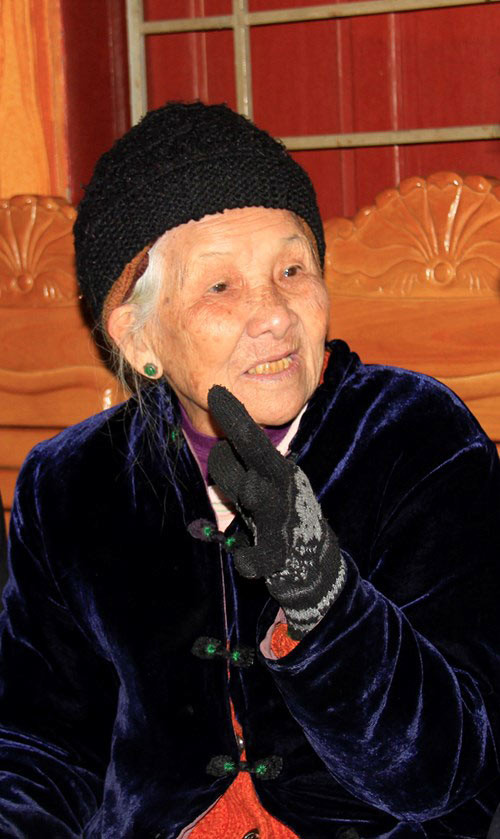 Cụ Khìn cũng là người đã vận động chị em trong bản đi học chữ, đóng góp lương thực, bán củi đổi lấy muối nuôi giấu cán bộ… Khi về già, cụ Khìn cũng luôn tuyên truyền, nhắc nhở con cháu phải theo gương tinh thần cụ Hồ để xây dựng quê hương trở thành quê hương mẫu mực.