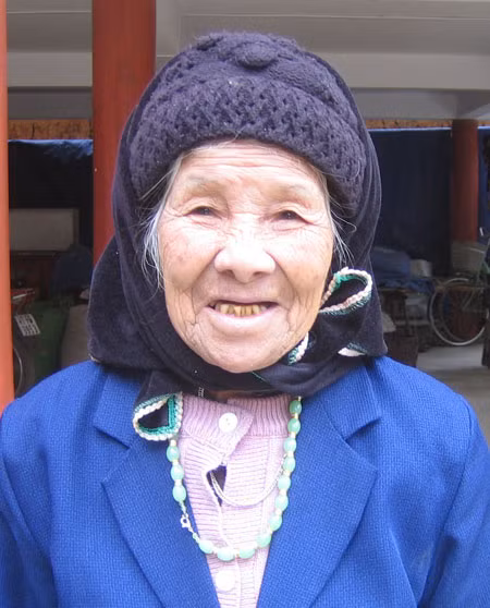 Cụ Hoàng Thị Khìn là người dân tộc Nùng, từng tham gia công tác hậu cần, tiếp tế, phục vụ Bác Hồ trong thời gian Người sống và làm việc tại Pác Bó. Năm 1941, khi được phân công, 2 chị em cụ Khìn đã vào rừng đưa cơm cho Bác Hồ. Trong những lần gặp, được nghe bác Hồ kể chuyện, cụ Khìn giác ngộ và nhiệt tình tham gia hoạt động cách mạng. 