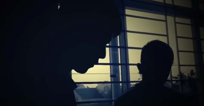 Mặc dù liên tục bị những trận đòn tới tấp nhưng Thọ vẫn gắng gượng phân bua, không thừa nhận việc dám biếu đại ca "quà rởm" cũng như có ăn gan trời cũng không dám qua mặt "đại ca" để gian tình với bạn gái Hiển. Trần Quang Hiển vốn bản tính đa nghi, những lời thanh minh của Thọ không làm y mủi lòng, thậm chí còn làm y điên tiết khi máu ghen nổi lên. Hiển tiếp tục chỉ đạo đàn em là những con nghiện vừa tụ tập chơi ma túy xong lao tới đánh Thọ không thương tiếc.