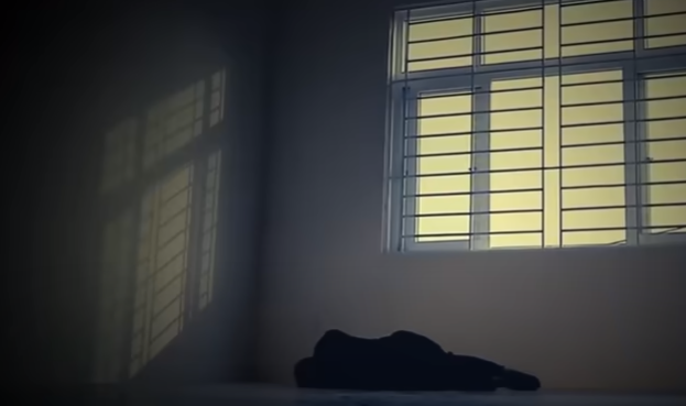 Những đối tượng vung cẳng tay, hạ cẳng chân với Thọ vốn là cánh bạn bè thân thiết với nạn nhân, từng nhiều lần tụ tập cùng nhau "đập đá". Nguyễn Đức Thọ liên tục hứng chịu những trận đòn bầm dập bằng gậy cao su của các đối tượng vẫn còn trong cơn "phê" ma túy. Chưa hả cơn giận, Trần Quang Hiển sau đó còn gọi thêm một nhóm đàn em khác đến thay nhau tra tấn Thọ thêm một tăng nhừ tử nữa rồi bỏ mặc nạn nhân nằm co quắp dưới căn phòng phía sau. Cả nhóm tiếp tục ăn nhậu, "đập đá" và ngủ lại tại nhà Hiển.