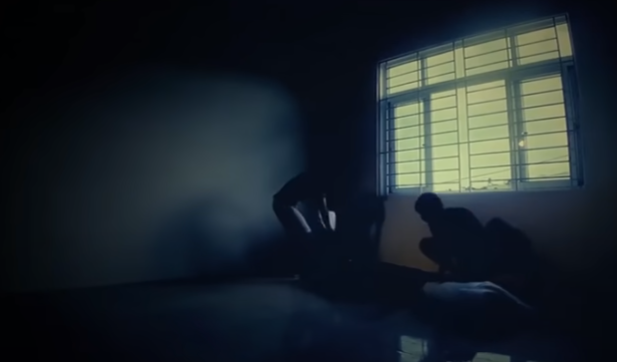 Làm "quan sát viên" của loạt trận tra tấn điên cuồng Nguyễn Đức Thọ bằng gậy cao su là một phụ nữ trẻ tuổi nhất trong nhóm Trần Thị Ngọc. Ngọc cũng chính là người đầu tiên phát hiện anh Thọ đã tử vong vào lúc 10h ngày 7/12/2012, nên báo ngay với Hiển. Sợ cơ quan chức năng phát hiện ra sự việc, bị pháp luật trừng trị, Trần Quang Hiển "triệu hồi" đàn em trong nhóm họp bàn kế hoạch thủ tiêu, phi tang xác Nguyễn Đức Thọ. Dưới sự chỉ đạo của Trần Quang Hiển, nhóm đàn em chờ nửa đêm, rạng sáng hôm sau chở xác nạn nhân đi một nơi thật xa để phi tang.