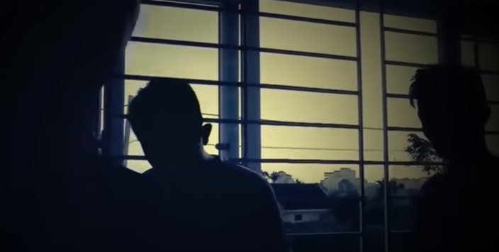 Nguyễn Đức Thọ vừa bước vào, cửa nhà liền đóng lại, đàn em của Hiển ập tới. Thọ còn chưa định hình chuyện gì đang xảy ra đã phải nhận ngay một loạt đòn tối tăm mặt mày rồi bị kéo lê tới trước mặt Trần Quang Hiển để "đại ca hỏi cung". Nguyễn Đức Thọ một mực thanh minh về nguồn gốc hộp hồng sâm đã đem biếu Hiển, nhưng cả nhóm vẫn cho rằng đây là hộp hồng sâm rởm, mục đích của Thọ đem biếu "đại ca" là để làm suy yếu "năng lực đàn ông" của Hiển.