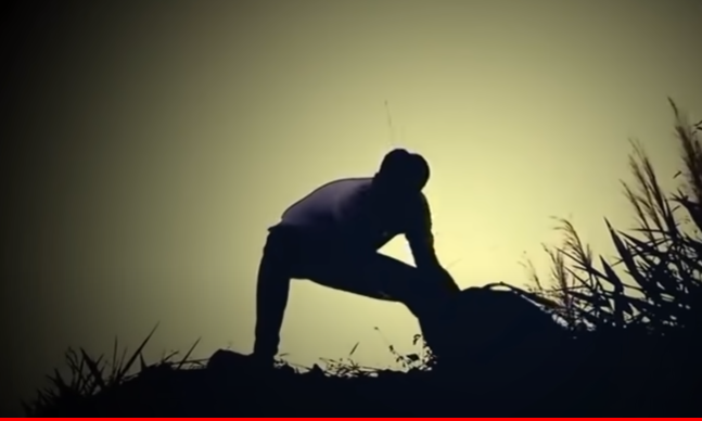 Đến giữa đèo Đaguri bao quanh là rừng, phía dưới là vực sâu, các đối tượng đã khiêng quăng xác anh Thọ xuống, cách mặt đường khoảng 100m rồi quay xe trở về TP Bảo Lộc. Những ngày sau đó, cả nhóm lại tụ tập ăn nhậu, ung dung "đập đá". Trong cơn hoang tưởng của ảo giác do ma túy đá gây ra, cả nhóm cứ ngỡ mọi chuyện đã êm xuôi thì bị cơ quan Công an phanh phui.