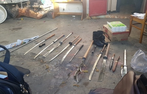 Từ lời khai nhận của đối tượng này cùng các chứng cứ ban đầu cơ quan Công an thu thập được, trong ngày 10/12/2018, Công an TP Bảo Lộc đã thực hiện lệnh bắt khẩn cấp 5 đối tượng, gồm Trần Quang Hiển (40 tuổi), Phan Thanh Nguyên (48 tuổi), cùng ngụ phường Lộc Sơn, TP Bảo Lộc Nguyễn Văn Đạt (33 tuổi), trú xã Lộc An, huyện Bảo Lâm, Lê Văn Quý (33 tuổi) và Trần Thị Ngọc (18 tuổi), cùng trú tại phường 2, TP Bảo Lộc. Khám xét nhà của Trần Quang Hiển, cơ quan Công an phát hiện 20 đao, kiếm các loại cùng nhiều mẫu ma túy nghi là của các đối tượng sử dụng còn sót lại.