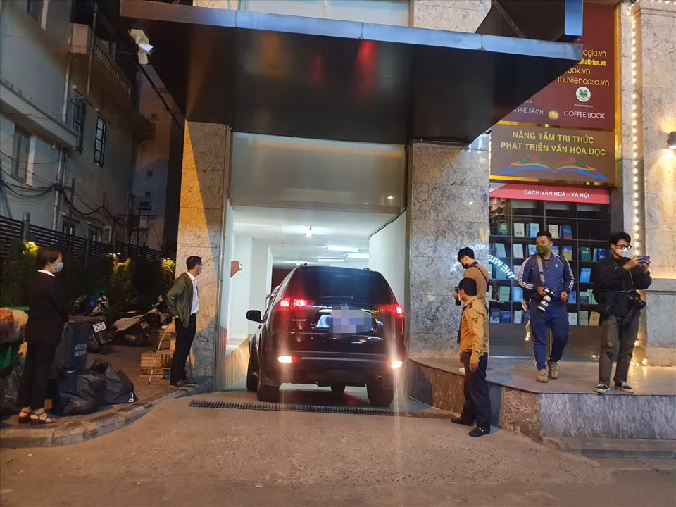 Ngay sau khi tới tòa nhà, các xe biển xanh nhanh chóng di chuyển qua 2 cửa chính và phụ của tòa nhà để vào bên trong. 