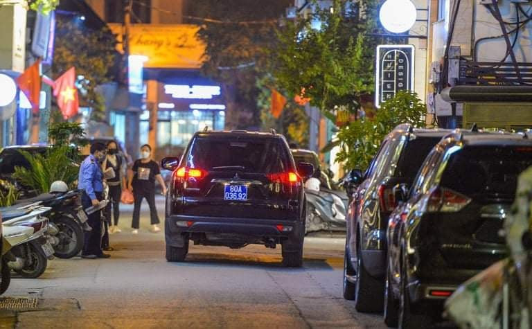 Theo ghi nhận, khoảng 19h20, ngày 5/4, khoảng 4 chiếc ô tô biển xanh đã tới tòa nhà tại số 24 phố Quang Trung, Hoàn Kiếm, Hà Nội - được biết đến là trụ sở của Tập đoàn Tâm Hoàng Minh.