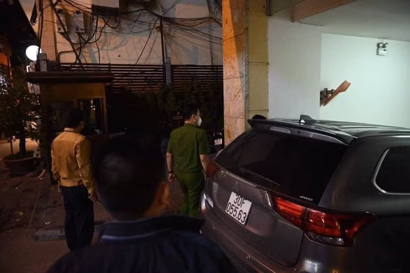 Bảo vệ tòa nhà cũng nhanh chóng đóng cửa và không cho những người tiến sát tòa nhà quay phim, chụp ảnh.