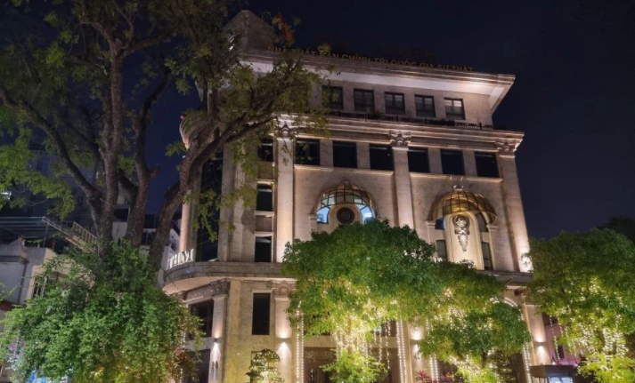 Ngay sau khi có quyết định khởi tố bắt tạm giam đối với ông Đỗ Anh Dũng - Chủ tịch kiêm Tổng Giám đốc Tập đoàn Tân Hoàng Minh, cơ quan chức năng đã có mặt tại trụ sở tòa nhà Tân Hoàng Minh để tiến hành khám xét, phục vụ công tác điều tra. 