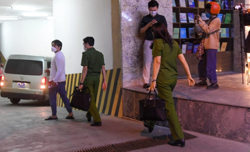 Nhiều xe biển xanh chở hàng chục cảnh sát và các cơ quan có thẩm quyền đi vào phía tầng hầm của trụ sở Tân Hoàng Minh. 