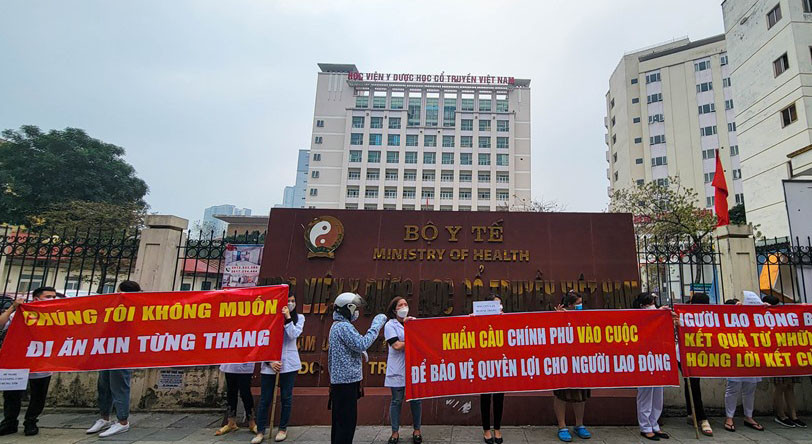 Nội dung băng-rôn gây chú ý người qua đường với các nội dung: "Chúng tôi không muốn ăn xin từng tháng", "Người lao động bị nợ lương kết quả từ những lời hứa không lời kết của lãnh đạo"; "Khẩn cầu Chính phủ vào cuộc để bảo vệ quyền lợi người lao động"… Sau đó, gần 160 cán bộ, nhân viên đã được BV Tuệ Tĩnh chi trả tiền nợ lương tháng 2 và tháng 3/2022.