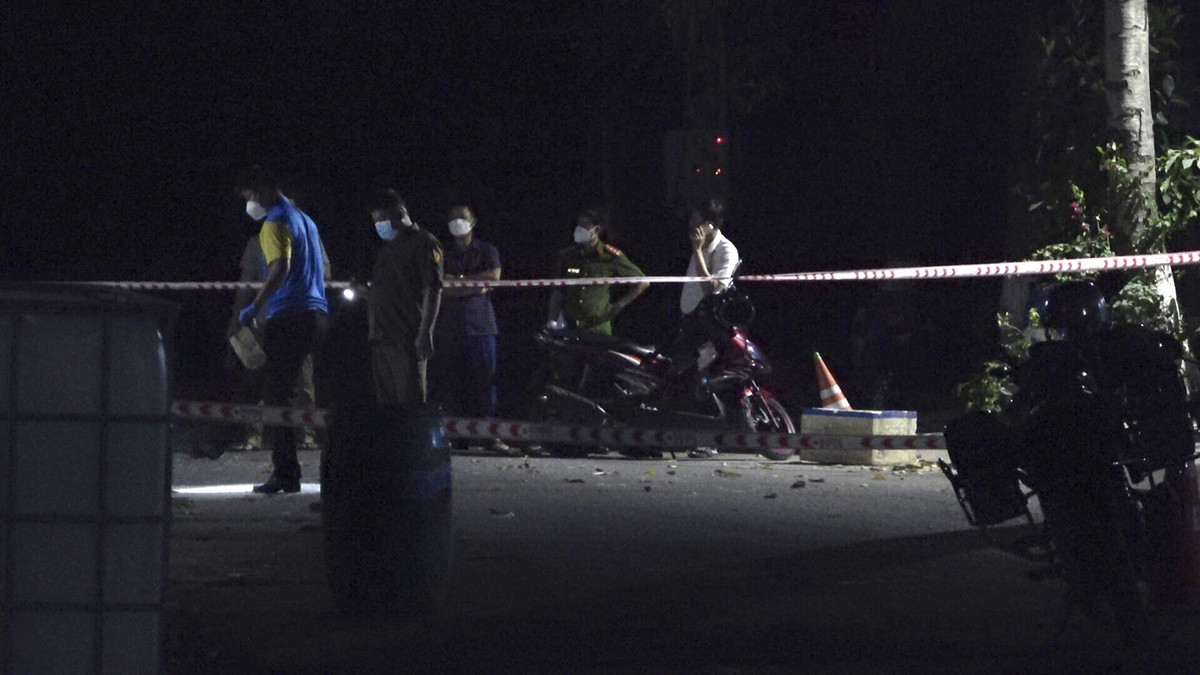  Mâu thuẫn lúc ăn nhậu, một người đàn ông bị đâm chết: Xuất phát từ mâu thuẫn bộc phát trong lúc ăn uống ở quận Hoàng Mai, Hà Nội, C.V.T. (SN 1978, trú quận Ba Đình) đã dùng 1 cốc nước đập vào đầu Phan Vũ Tuấn Phước (SN 2002, ở huyện Ba Vì). Bị đánh, Phước đã dùng dao đâm anh T. tử vong. Ngày 7/4, Công an quận Hoàng Mai cho biết đang điều tra, làm rõ. 