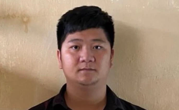  Đóng giả công an chặn người vi phạm giao thông để thu tiền: Nguyễn Quốc Hưng (25 tuổi, trú huyện Thường Tín, Hà Nội) đã đóng giả công an, chặn các xe vi phạm giao thông khu vực nhà văn hóa thôn Quảng Nguyên, xã Quảng Phú Cầu, huyện Ứng Hòa để thu tiền. Ngày 7/4 Công an huyện Ứng Hòa cho biết đang tạm giữ Hưng để điều tra, làm rõ.